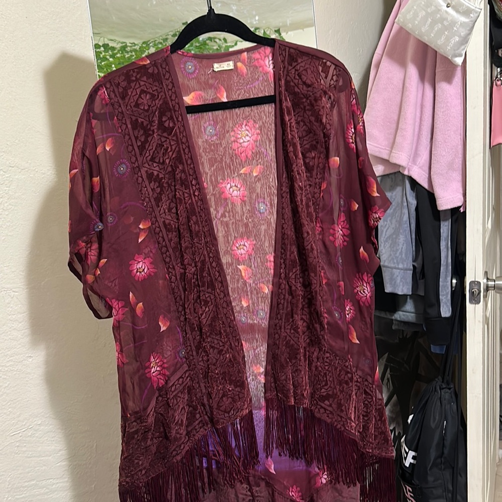 Hollister fringe shawl with faux velvet detailing✨